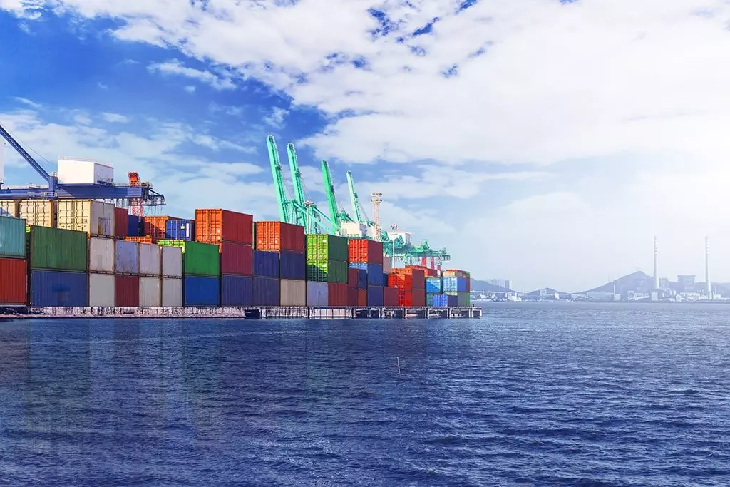 container-terminal-wharf-transport-4-min