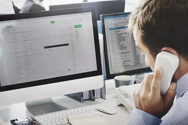 helpdesk-man-min