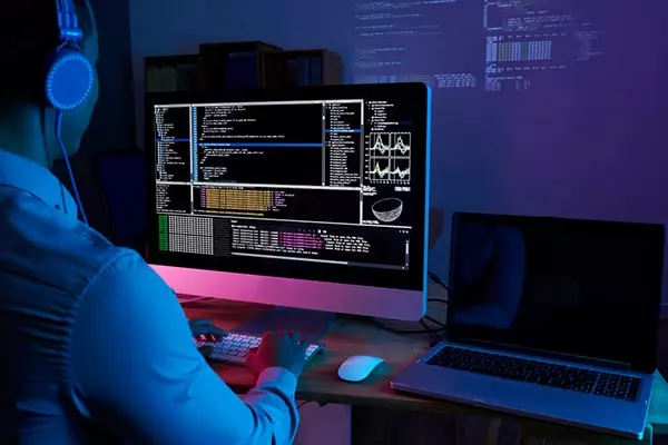 computer-in-the-dark-office-at-night-min