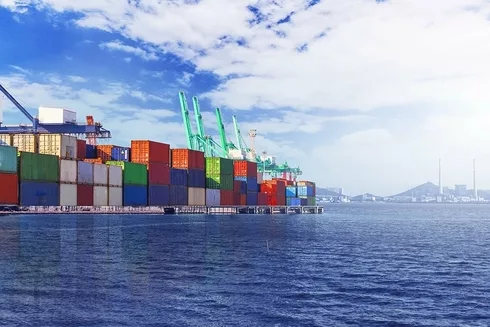 container-terminal-wharf-transport-4-min