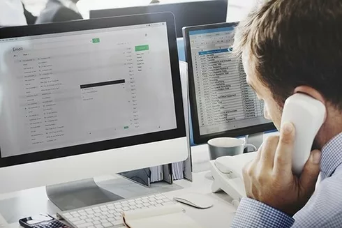 helpdesk-man-min