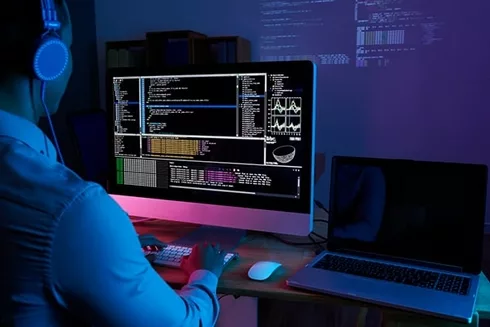 computer-in-the-dark-office-at-night-min
